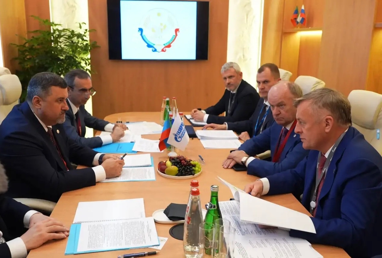 Первая рабочая встреча Сергея Густова и члена Правления «Газпрома» Владимира Маркова с врио главы Дагестана Федором Щукиным состоялась на ПМЭФ